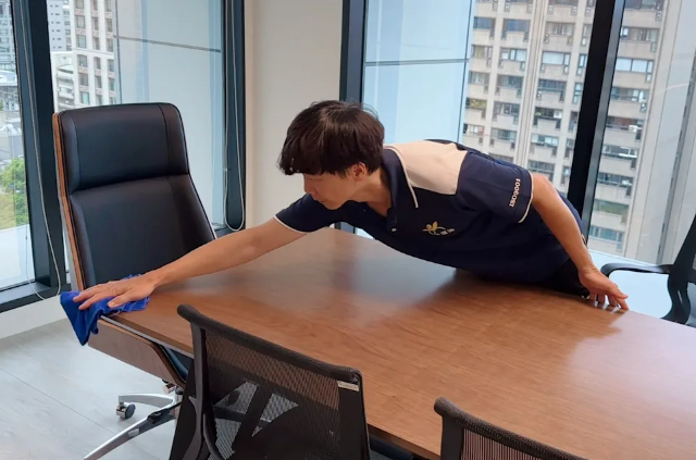 洋美清潔職人進行玻璃清潔作業