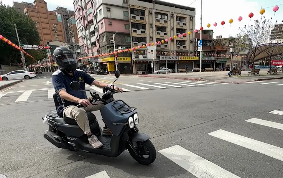 洋美支援人員騎乘機車趕赴服務現場